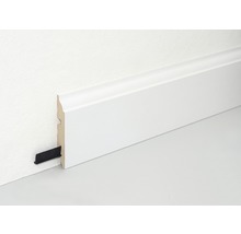 Weiße Sockelleiste an der Wand montiert