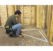 Handwerker montiert rechtwinklige Wand mit Montagewinkel