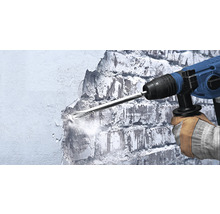 Ein Abbruchhammer wird verwendet, um eine Mauer zu durchbrechen.