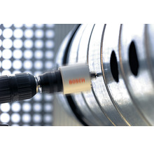 Bohrmaschine mit Bosch Lochsäge beim Bohren von Löchern