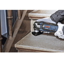 Multifunktionswerkzeug beim Bearbeiten einer Holztreppe