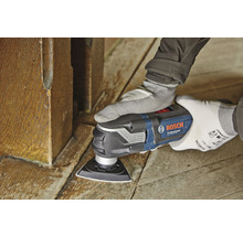 Multifunktionswerkzeug im Einsatz an Holzoberfläche