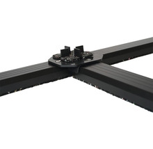 Detailansicht einer schwarzen Unterkonstruktion mit vier Füßen.