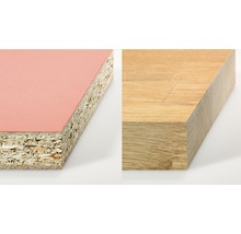 Zwei Holzplatten: eine Spanplatte mit Beschichtung und eine Massivholzplatte