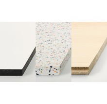 Nahaufnahme von drei verschiedenen Arbeitsplatten: eine weiße, eine mit Farbmustern und eine aus Holz