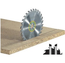 Kreissägeblatt schneidet in Holz