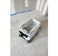 Weißer Transportwagen mit Folie in einem Raum im Bauzustand