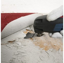 Oszillierendes Multifunktionswerkzeug beim Entfernen von Farbe von einer Holzoberfläche.