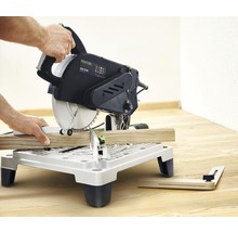 Festool Kappsäge beim Schneiden eines Holzstücks auf einem Tisch.