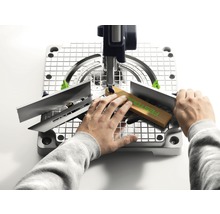 Eine Person bedient die Stichsäge Festool Precisio CS 70 EB Set im Bild.