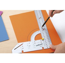 Wolfcraft Multifunktionswinkel zum Anzeichnen eines Halbkreises auf orangenem Papier mit Bleistift.