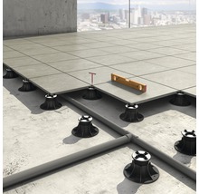 Aufbau einer Terrasse mit Stelzlagern, Fliesen und Wasserwaage