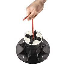 Hand mit einem Werkzeug an einem justierbaren Terrassenlager