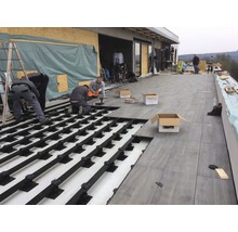 Verlegung von Terrassenplatten auf Stelzlager-System durch Handwerker