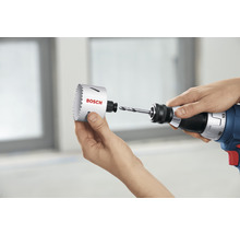 Bohrmaschine mit einem Lochsägenaufsatz und dem Bosch Logo