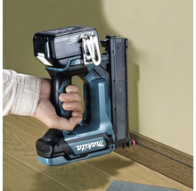 Akku Nagelgerät im Einsatz an einer Fußleiste