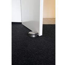 Türstopper aus Metall am Boden neben einer Tür