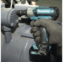 Makita Schlagschrauber im Einsatz an einer grauen Metallkonstruktion