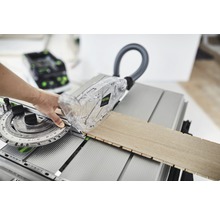 Person benutzt eine Festool Tischkreissäge zum Schneiden eines Holzstücks.