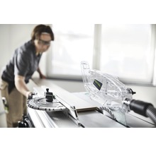 Zuschnitt von Holzdielen mit einer Tischkreissäge von Festool durch eine Person