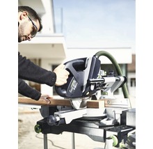 Mann sägt Holz mit einer Kapp- und Gehrungssäge im Freien