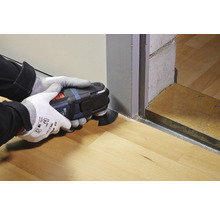 Oszillierendes Elektrowerkzeug im Einsatz auf Holzboden