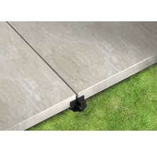 Terrassenplatten mit Fugenkreuz auf Rasen