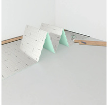 Verlegung von Dämmunterlage im Raum.