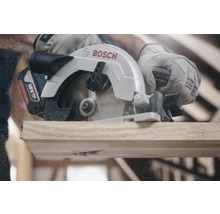 Akkukreissäge beim Schneiden von Holz mit Bosch Logo