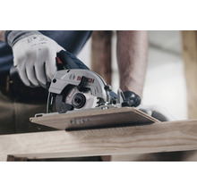Akkukreissäge beim Sägen von Holz