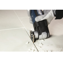 Multifunktionswerkzeug beim Bearbeiten einer Fliesenfuge