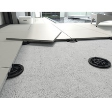 Verlegung von Terrassenplatten auf Stelzlagern im Außenbereich.