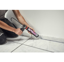 Verfugen mit Dichtstoffkartusche zwischen Wand und Bodenfliesen