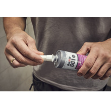 Anwender befestigt die Spitze einer Kartusche Sanitärsilikon