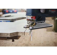 Bosch Stichsäge beim Sägen eines Werkstücks