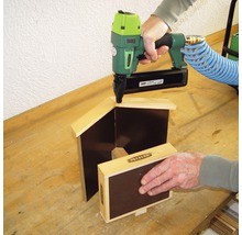 Druckluftnagler im Einsatz zum Bau eines Holzobjekts