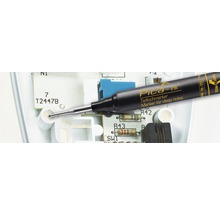 Pica Ink Tieflochmarker beim Markieren einer Leiterplatte.