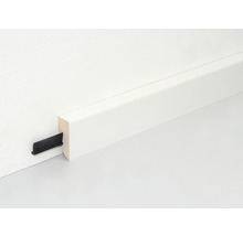 Weiß lackierte Holzfußleiste mit Befestigungsclip an Wand und Boden