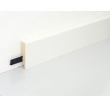 Weisse Fussleiste mit Befestigungsclip an einer Wand montiert