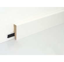 Weiße Fußleiste mit Montageclip an der Wand