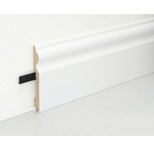 Weiße Sockelleiste mit Befestigungsclip an einer Wand