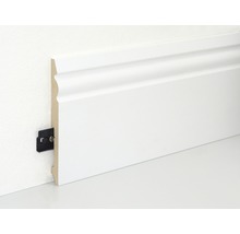 Weiße Sockelleiste mit Clip zur Befestigung an der Wand.