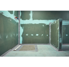 Unfertiges Badezimmer mit Trockenbauwänden und Bodenelement