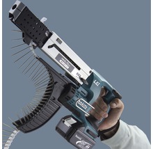 Makita Magazinschrauber mit Schraubenband in der Hand