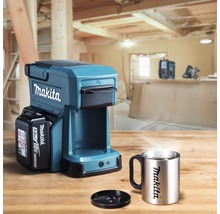 Makita Kaffeemaschine mit Tasse auf einem Holztisch