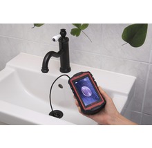 Endoskop-Kamera im Einsatz an einem Waschbecken zur Inspektion von Rohren