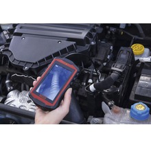 Hand hält Endoskop zur Inspektion eines Automotors