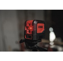 J.C. Schwarz Logo auf einem Kreuzlinienlaser mit Stativ