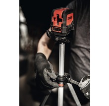 Kreuzlinienlaser auf Stativ mit Bediener