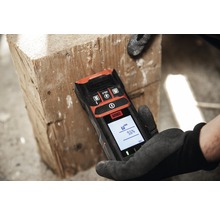 Feuchtigkeitsmesser misst Feuchtigkeit in Holz